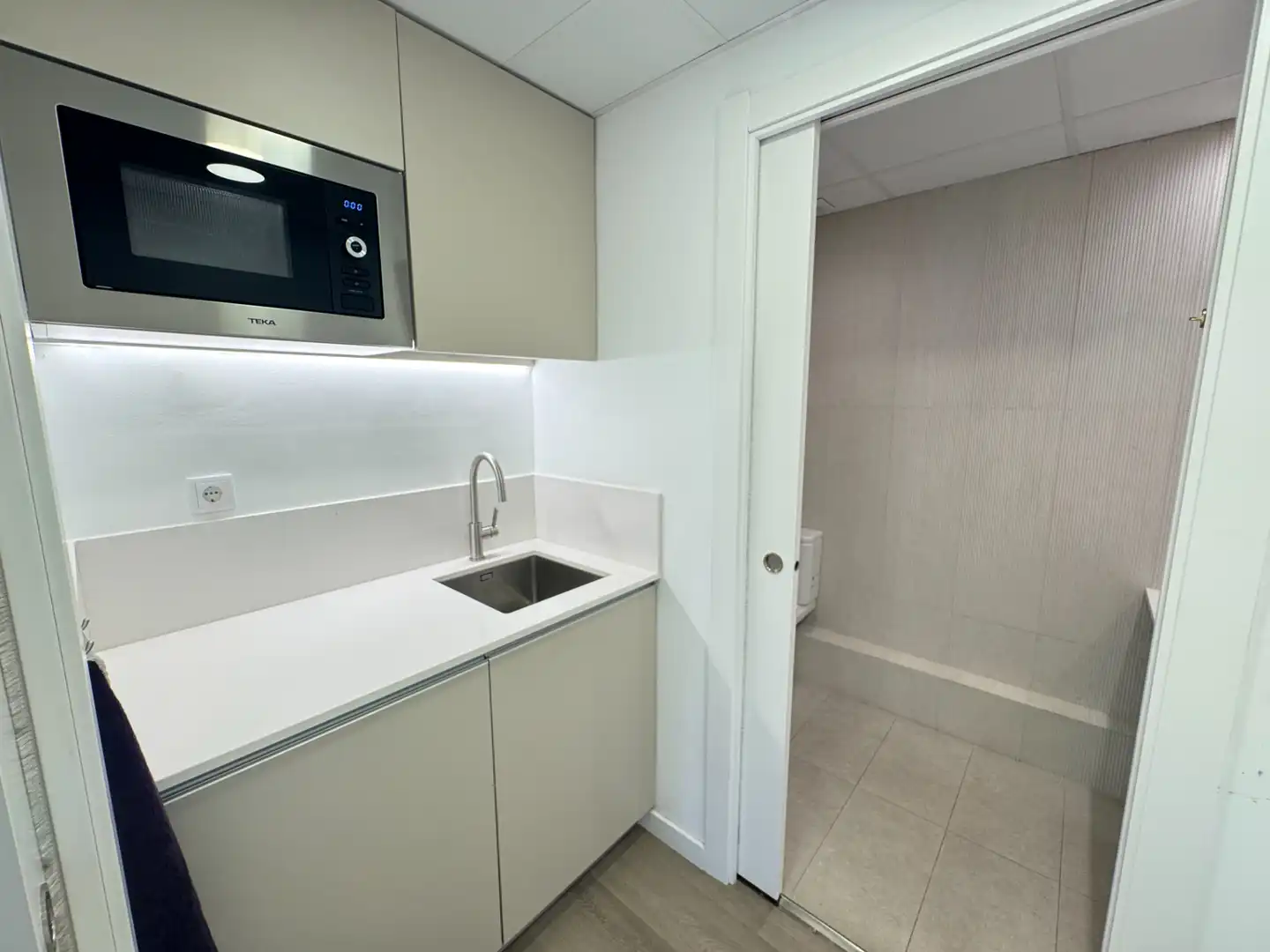 Cocina de Oficina de alquiler en Barcelona con Aire acondicionado y Calefacción