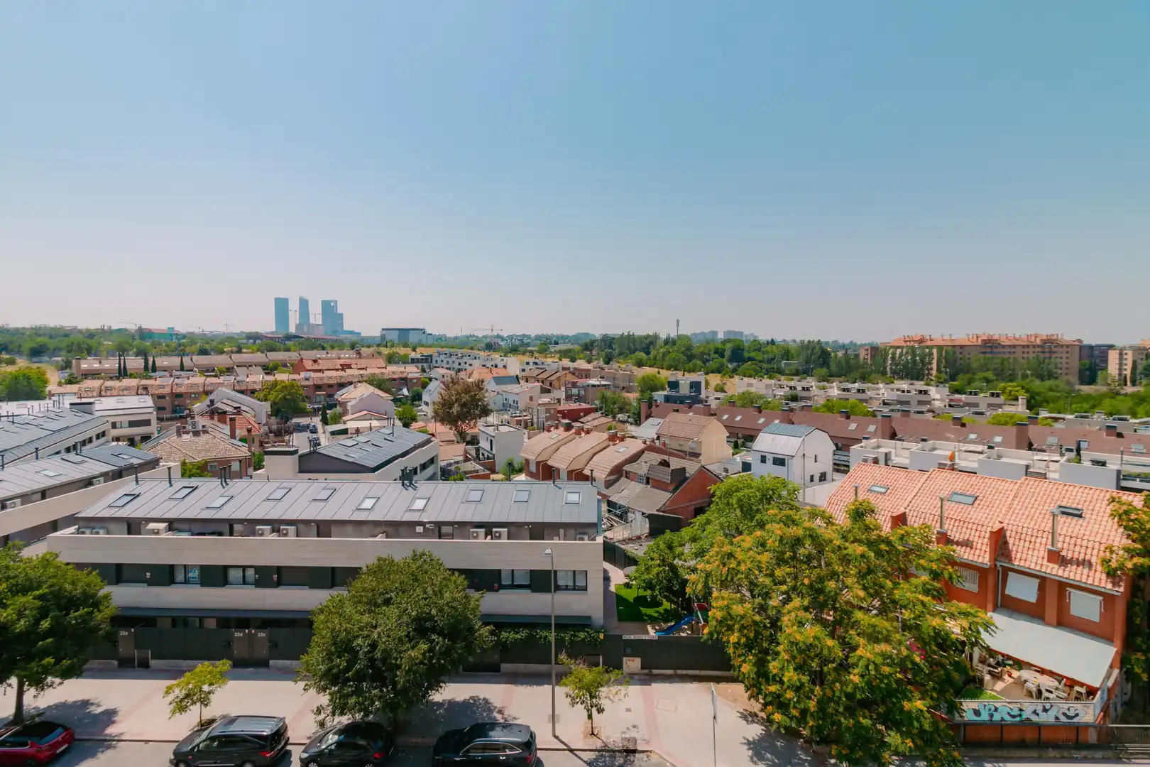 Vista exterior de Ático de alquiler en Madrid con Jardín privado, Parquet y Trastero