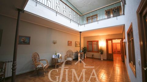 Casa independiente en el centro de dos plantas con garaje y patio., imatge 2