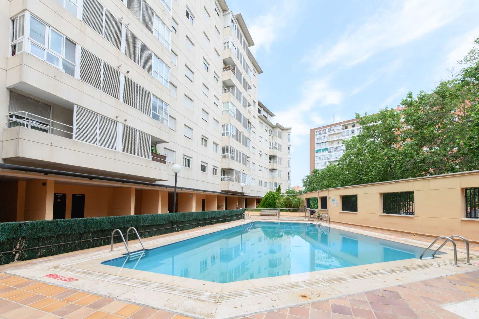 Swimming pool of Apartment to share in  Madrid Capital  with Air Conditioner, Heating and Terrace