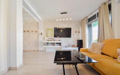 Living room of Flat for sale in  Granada Capital  with Heating and Balcony