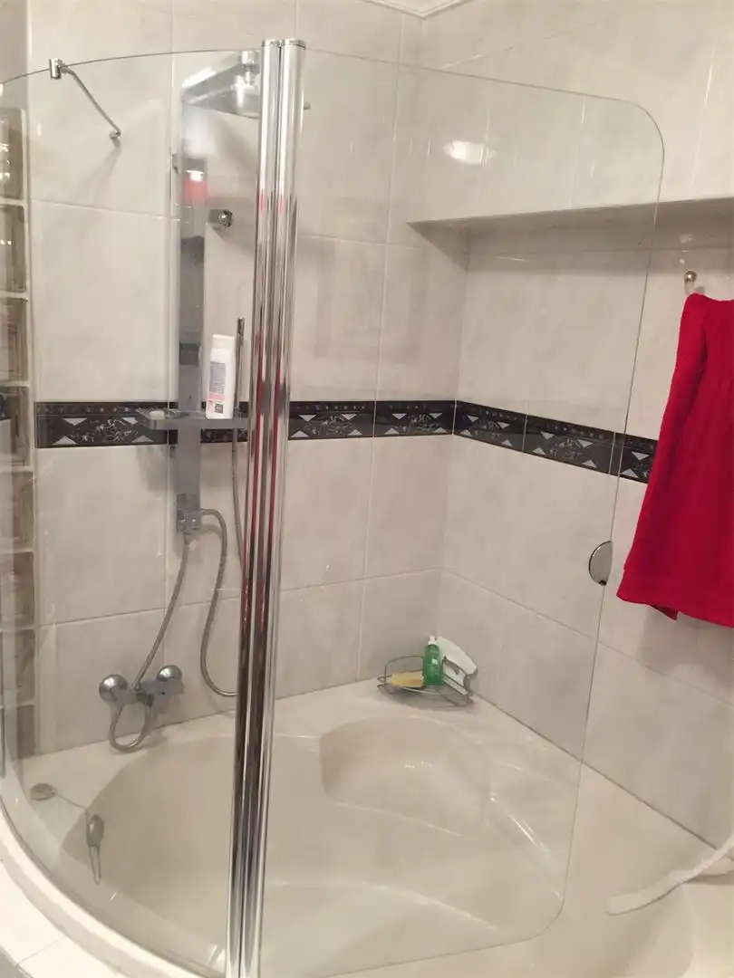 Casa adosada en venta en Villablino Baño de Casa adosada en venta en Villablino con Calefacción, Jardín privado y Parquet