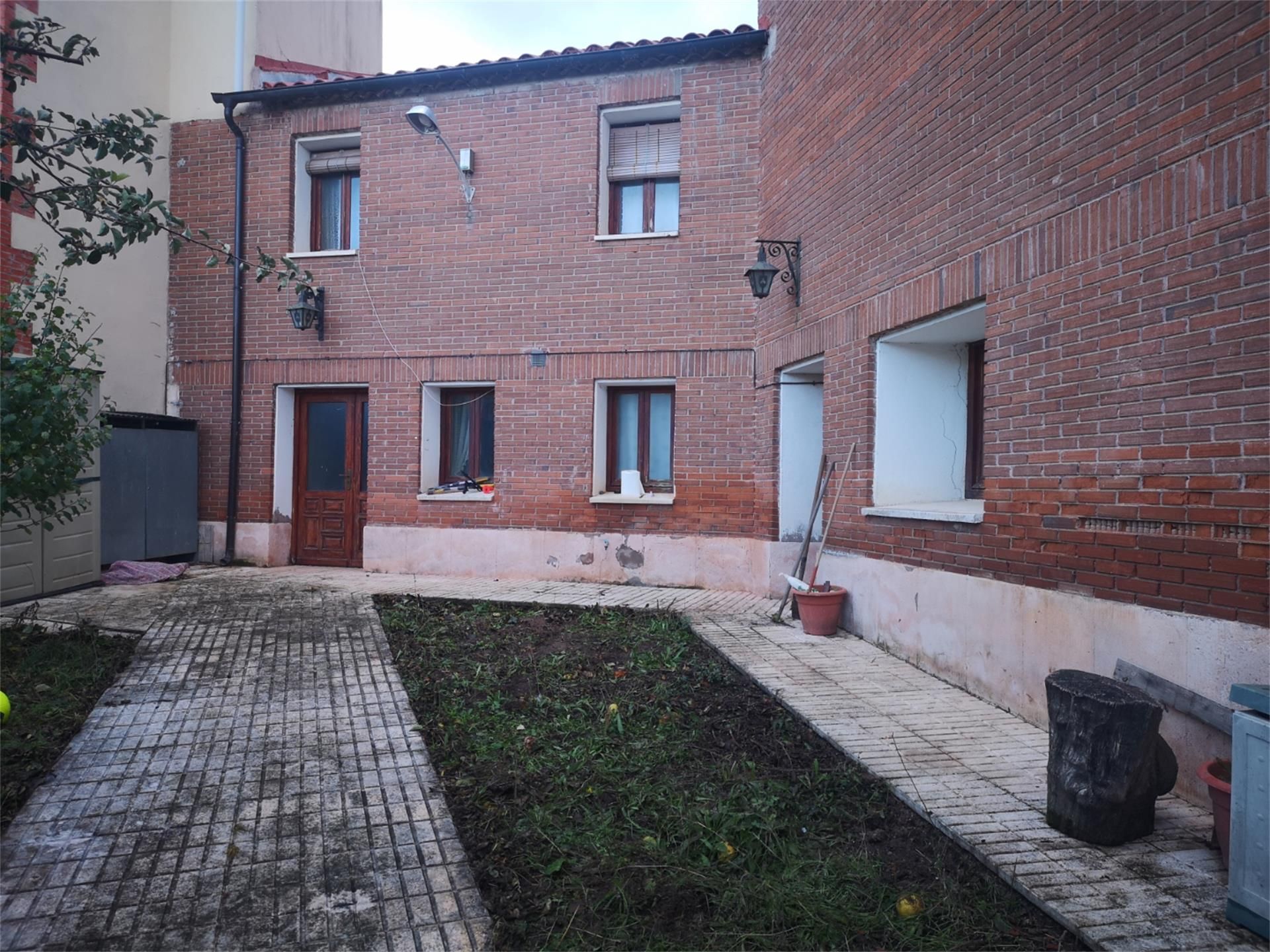 Vista exterior de Casa o xalet en venda en Ciadoncha amb Calefacció, Jardí privat i Parquet