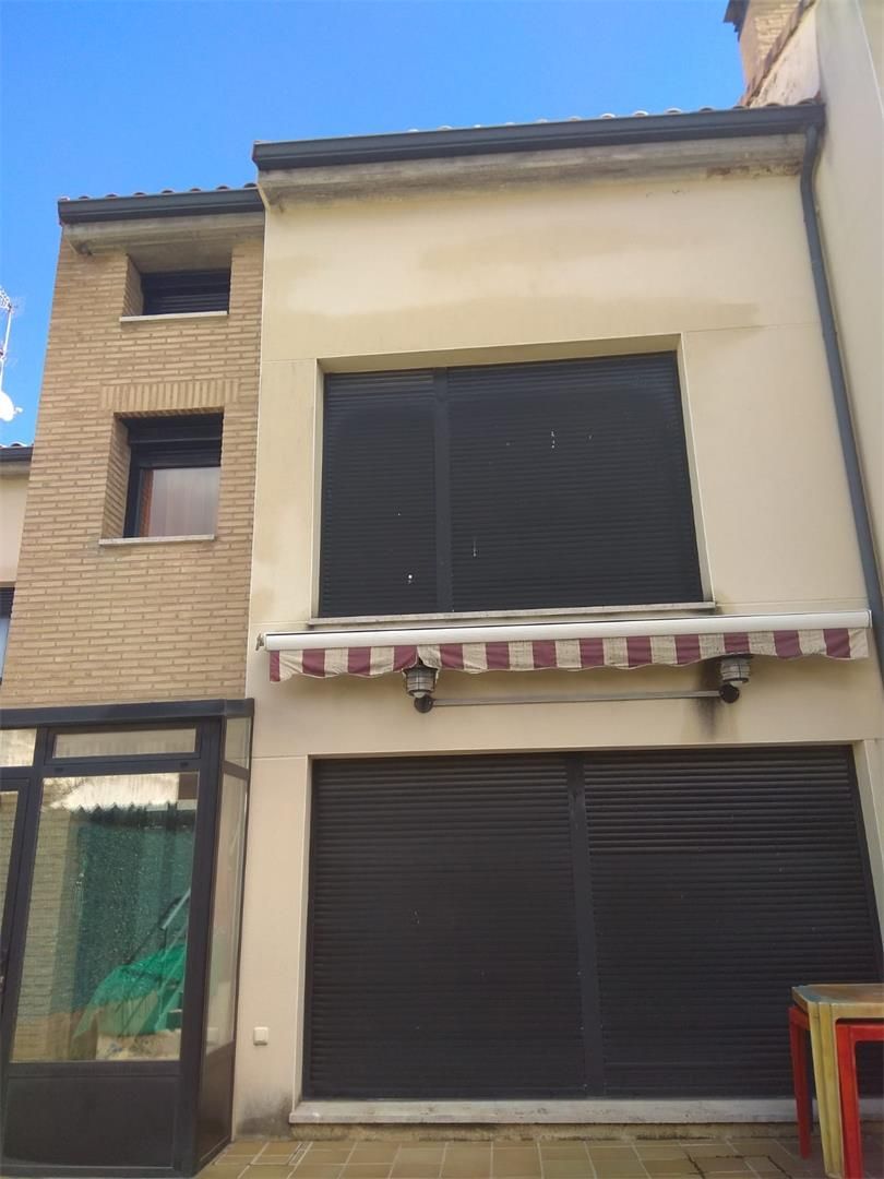 Vista exterior de Casa adosada en venda en Villalbilla de Burgos amb Terrassa