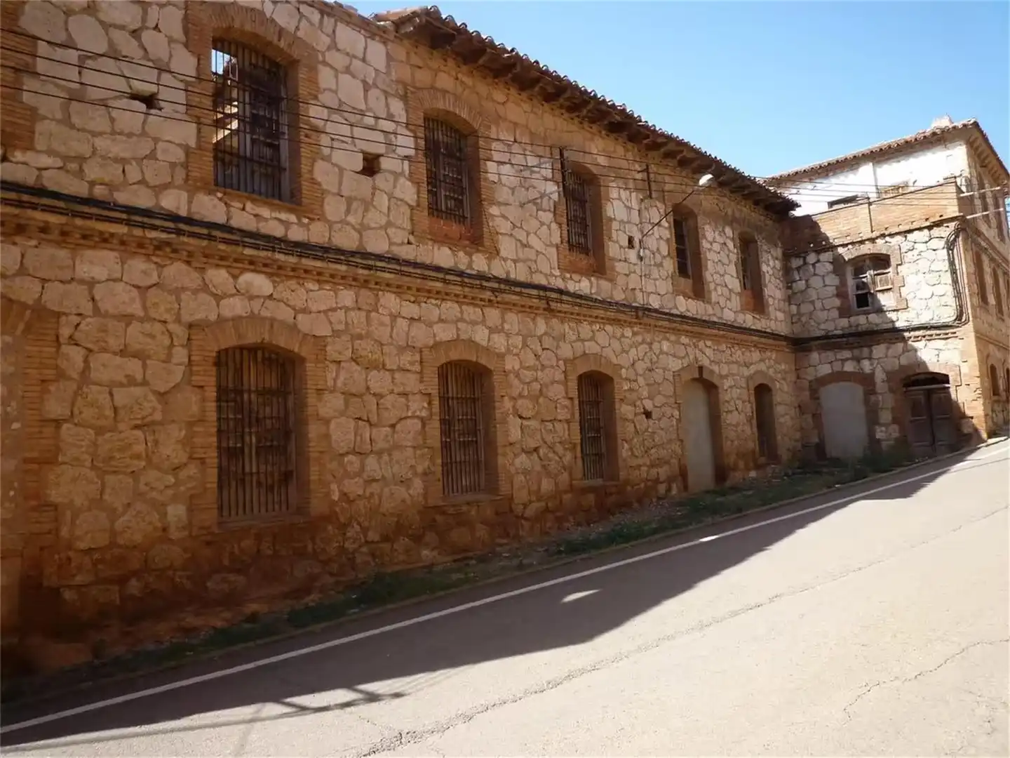 Casa adosada en venda a Calle Doctor López, 34, Alfambra Vista exterior de Casa adosada en venda en Alfambra