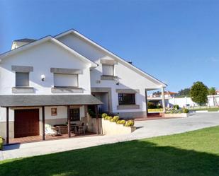 Vista exterior de Casa o xalet en venda en Oleiros amb Terrassa i Piscina