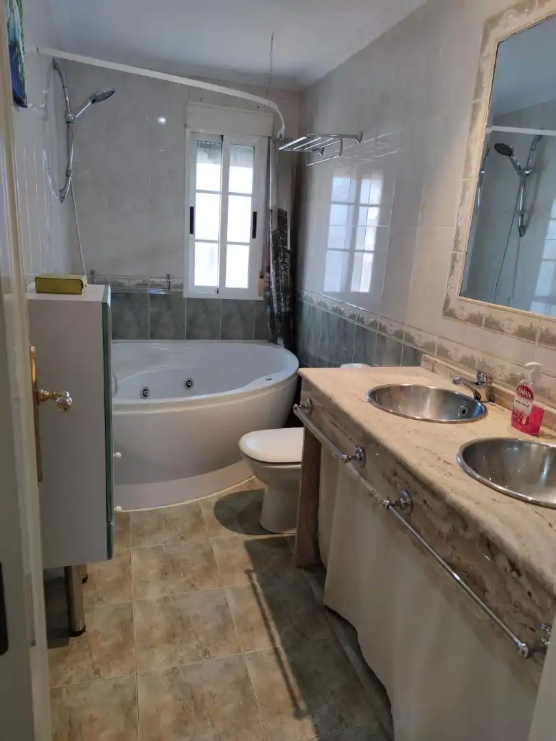 Wohnung zum Verkauf in EX-390, 14, Torrejón el Rubio Badezimmer von Wohnung zum Verkauf in Torrejón el Rubio mit Klimaanlage, Heizung und Parkett