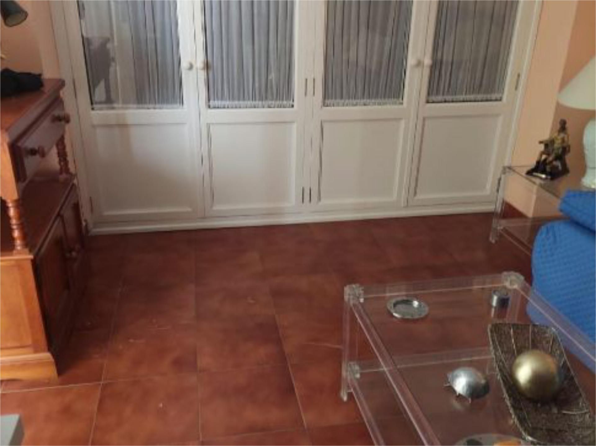 Sala d'estar de Casa adosada en venda en El Puerto de Santa María amb Jardí privat, Parquet i Traster