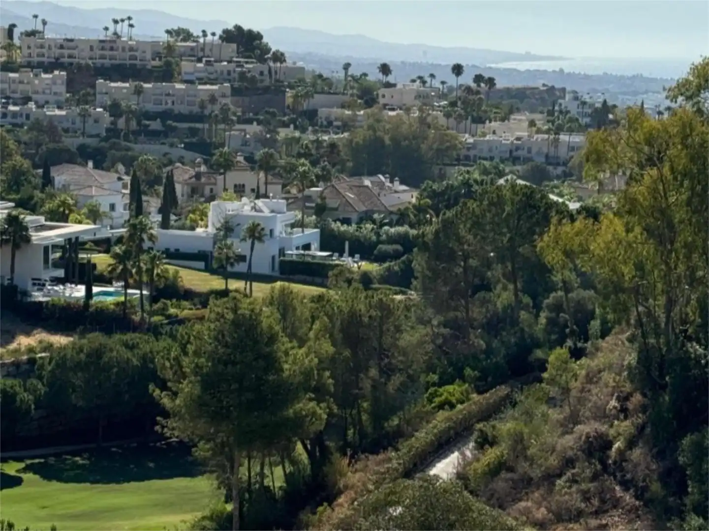 Wohnung zum Verkauf in Urbanizacion el Herrojo, 238, La Quinta Außenansicht von Wohnung zum Verkauf in Benahavís mit Klimaanlage, Terrasse und Schwimmbad
