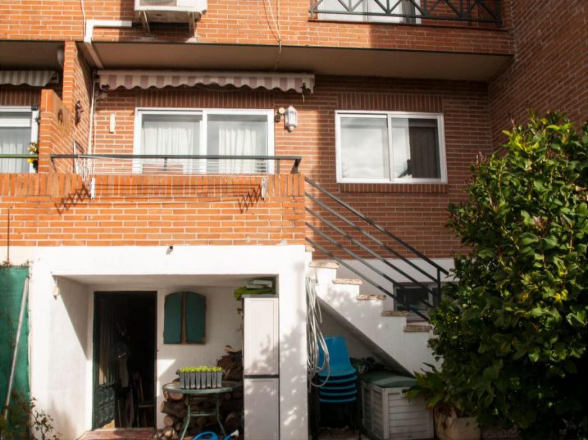 Exterior view of Single-family semi-detached for sale in Arganda del Rey  with Air Conditioner, Terrace and Swimming Pool