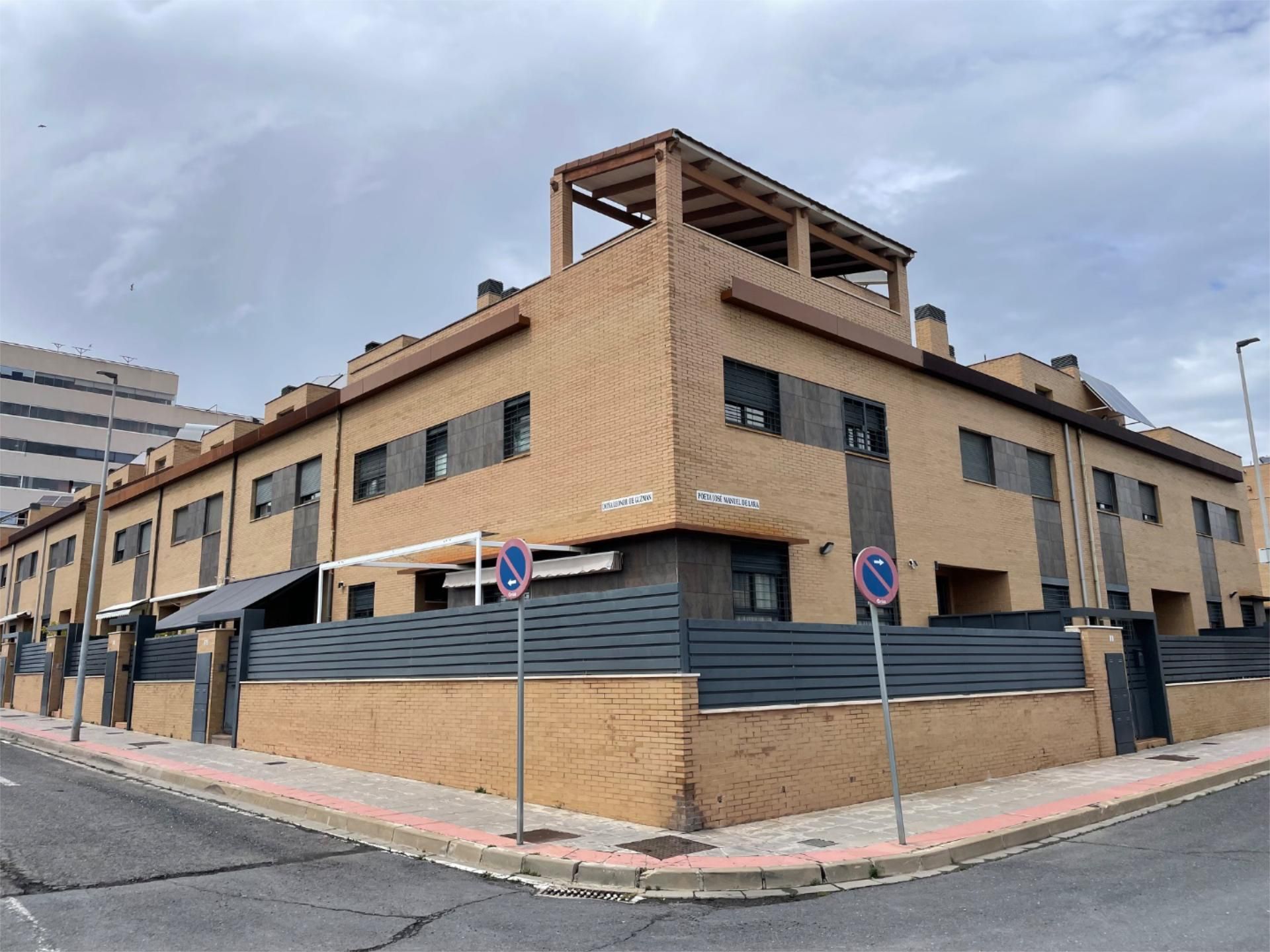 Vista exterior de Casa adosada en venda en  Huelva Capital amb Aire condicionat, Terrassa i Piscina