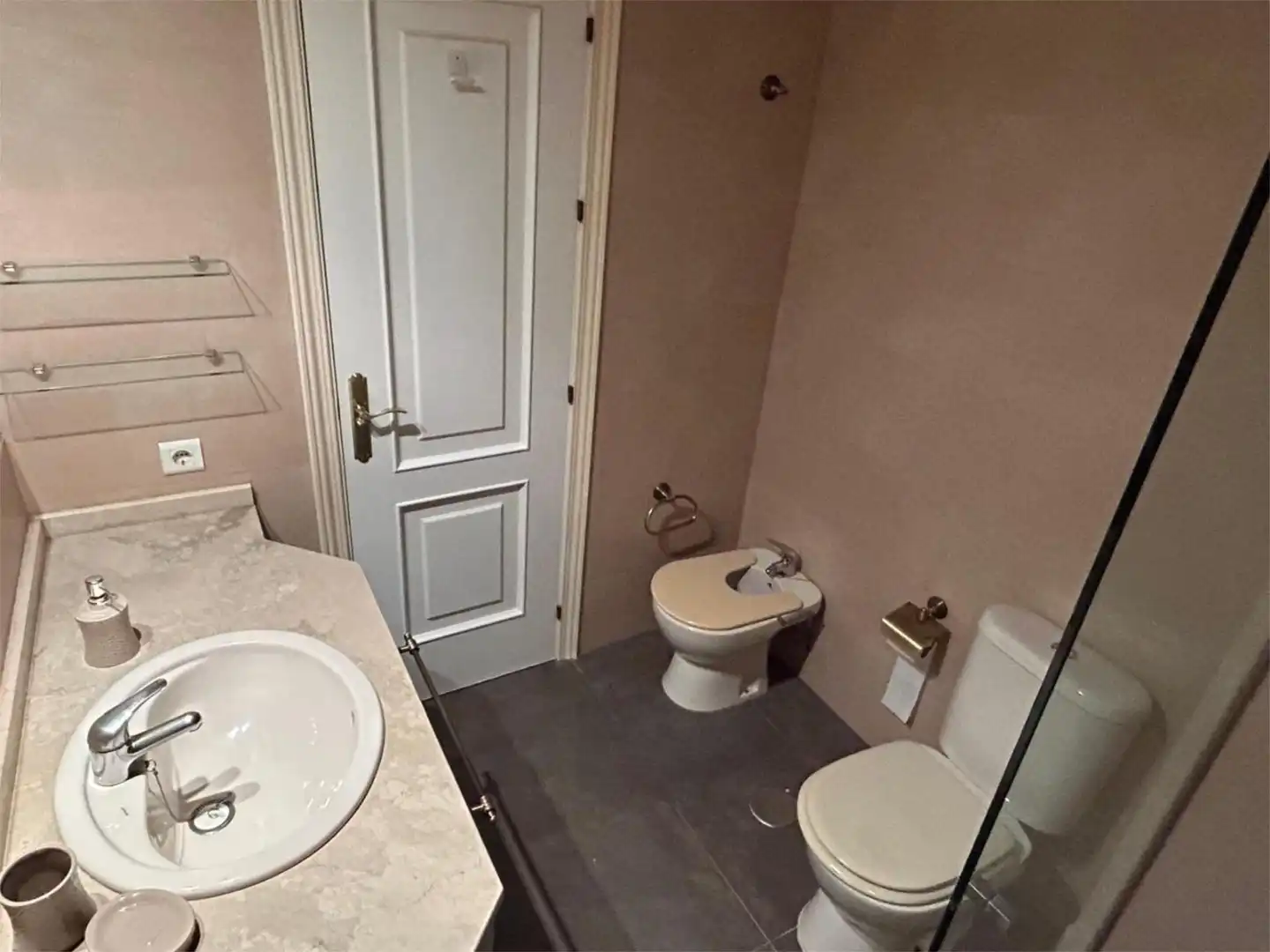Bathroom of Flat for sale in Sevilla  with Air Conditioner, Terrace and Balcony