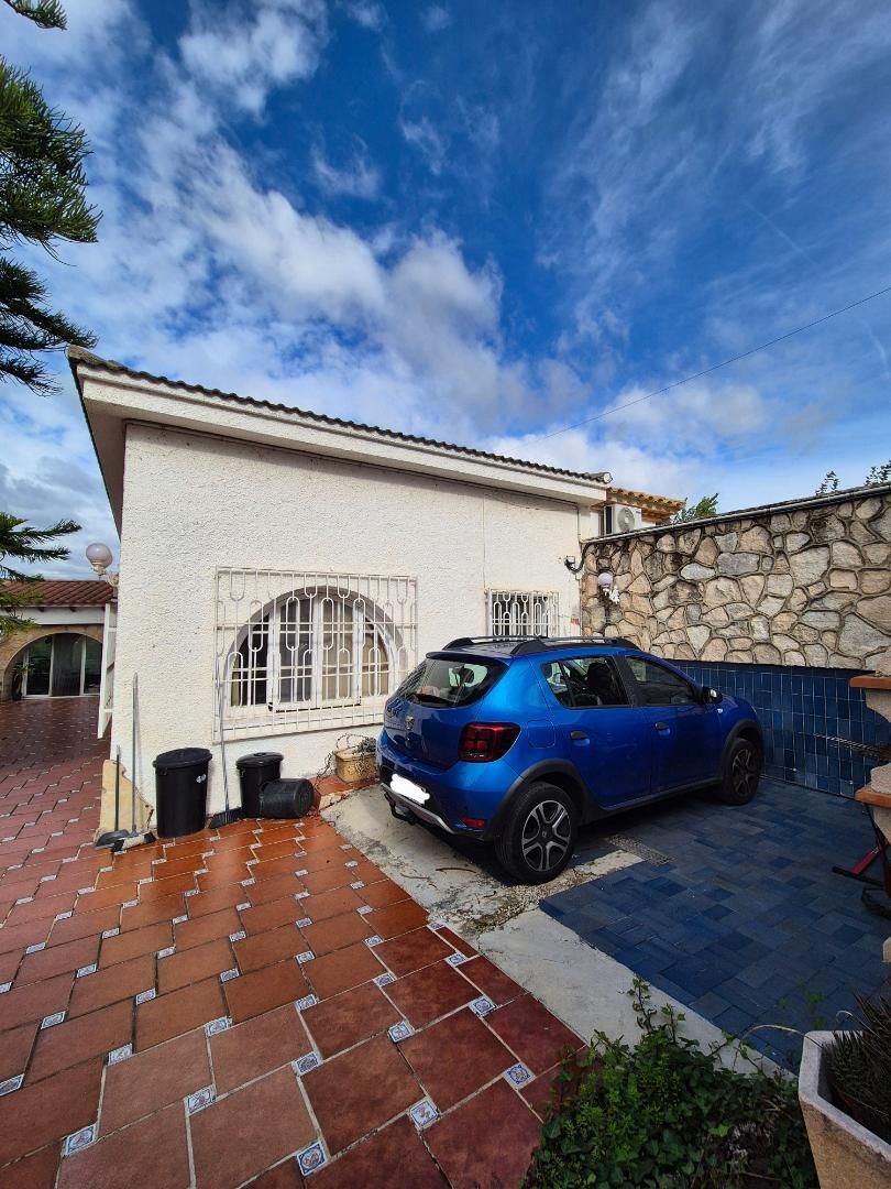 House or chalet for sale in Urbanitzacio Pimpi, 115, Urbanitzacions Exterior view of House or chalet for sale in Tortosa with Air Conditioner, Terrace and Swimming Pool