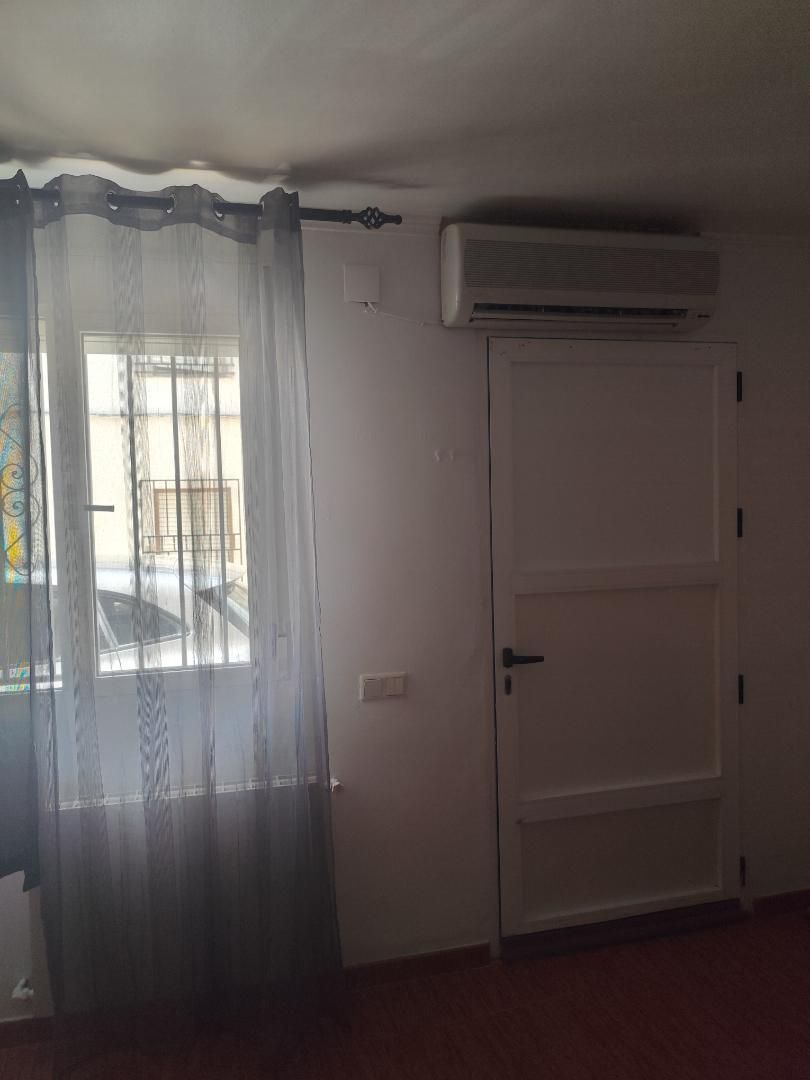 Dormitori de Casa adosada en venda en Campillo de Altobuey amb Aire condicionat, Calefacció i Moblat