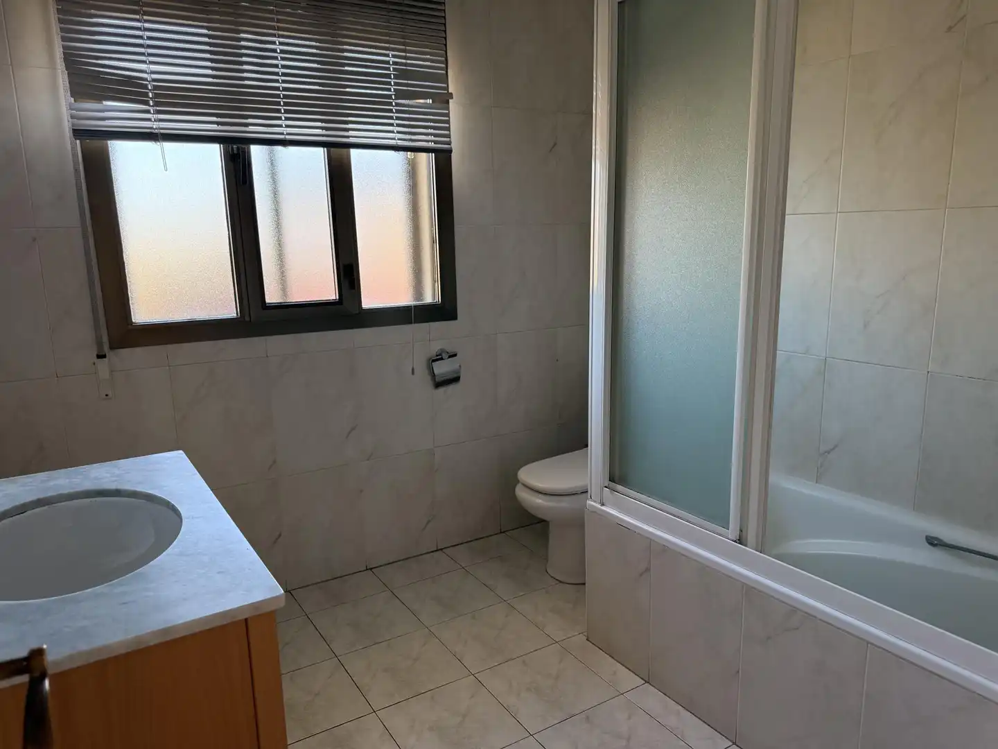 Houses for sale in Calle de San Lázaro, 72, Buitrago del Lozoya Bathroom of Houses for sale in Buitrago del Lozoya with Air Conditioner, Terrace and Swimming Pool