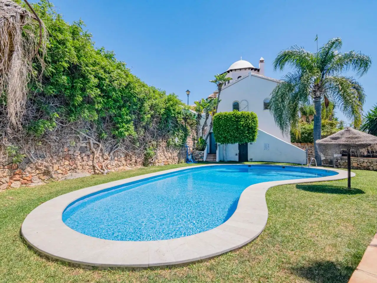 Swimming pool of Flat for sale in Almuñécar  with Air Conditioner, Terrace and Swimming Pool