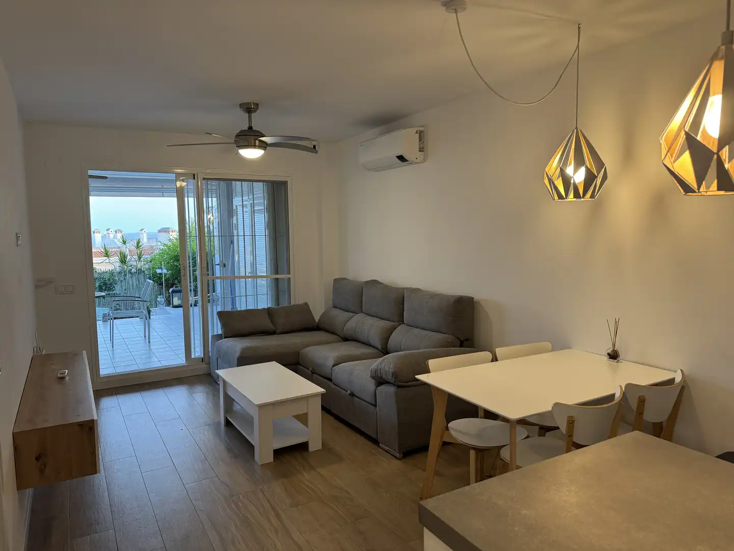 Piso de alquiler en Urbanizacion Doña Julia, 8, Doña Julia Golf Sala de estar de Piso de alquiler en Casares con Aire acondicionado, Calefacción y Jardín privado