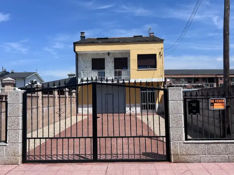 Piso en venta en Calle Rodríguez de la Fuente, 6, Cacabelos Vista exterior de Piso en venta en Cacabelos con Calefacción, Jardín privado y Parquet