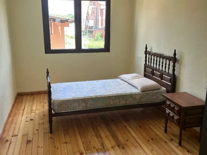 Piso en venta en Calle Rodríguez de la Fuente, 6, Cacabelos Habitación de Piso en venta en Cacabelos con Calefacción, Jardín privado y Parquet