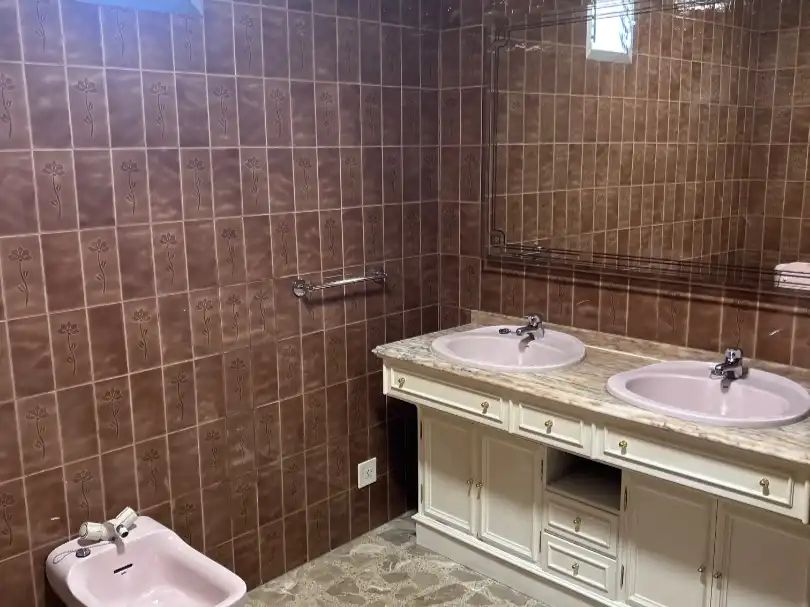 Piso en venta en Calle Rodríguez de la Fuente, 6, Cacabelos Baño de Piso en venta en Cacabelos con Calefacción, Jardín privado y Parquet