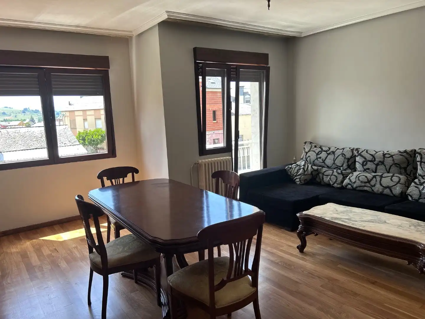 Piso en venta en Calle Rodríguez de la Fuente, 6, Cacabelos Comedor de Piso en venta en Cacabelos con Calefacción, Jardín privado y Parquet