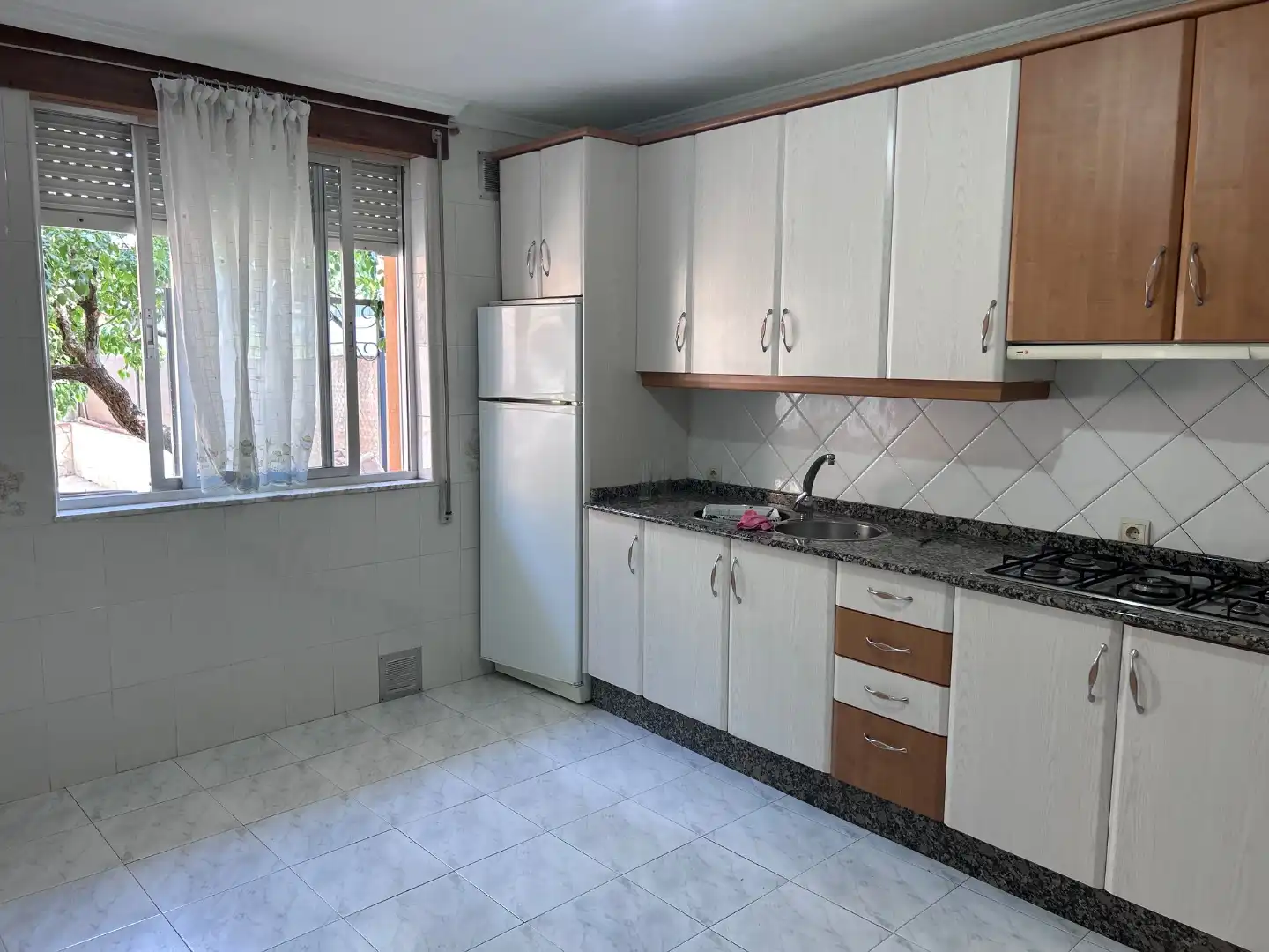 Piso en venta en Calle Rodríguez de la Fuente, 6, Cacabelos Cocina de Piso en venta en Cacabelos con Calefacción, Jardín privado y Parquet