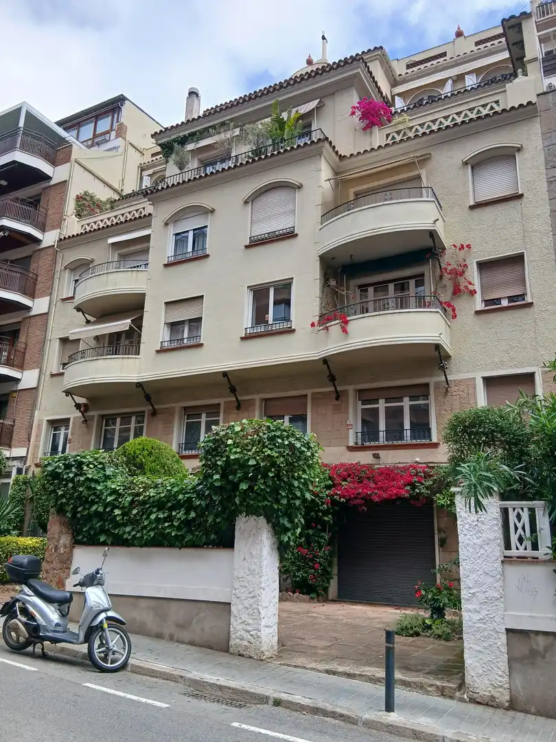 Erdgeschoss zur Miete in Passatge de Forasté, 15, El Putget i el Farró Außenansicht von Erdgeschoss zur Miete in Barcelona Capital mit Klimaanlage und Terrasse