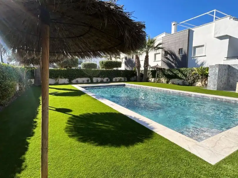 Schwimmbecken von Wohnung zum Verkauf in Torrevieja mit Klimaanlage, Terrasse und Schwimmbad
