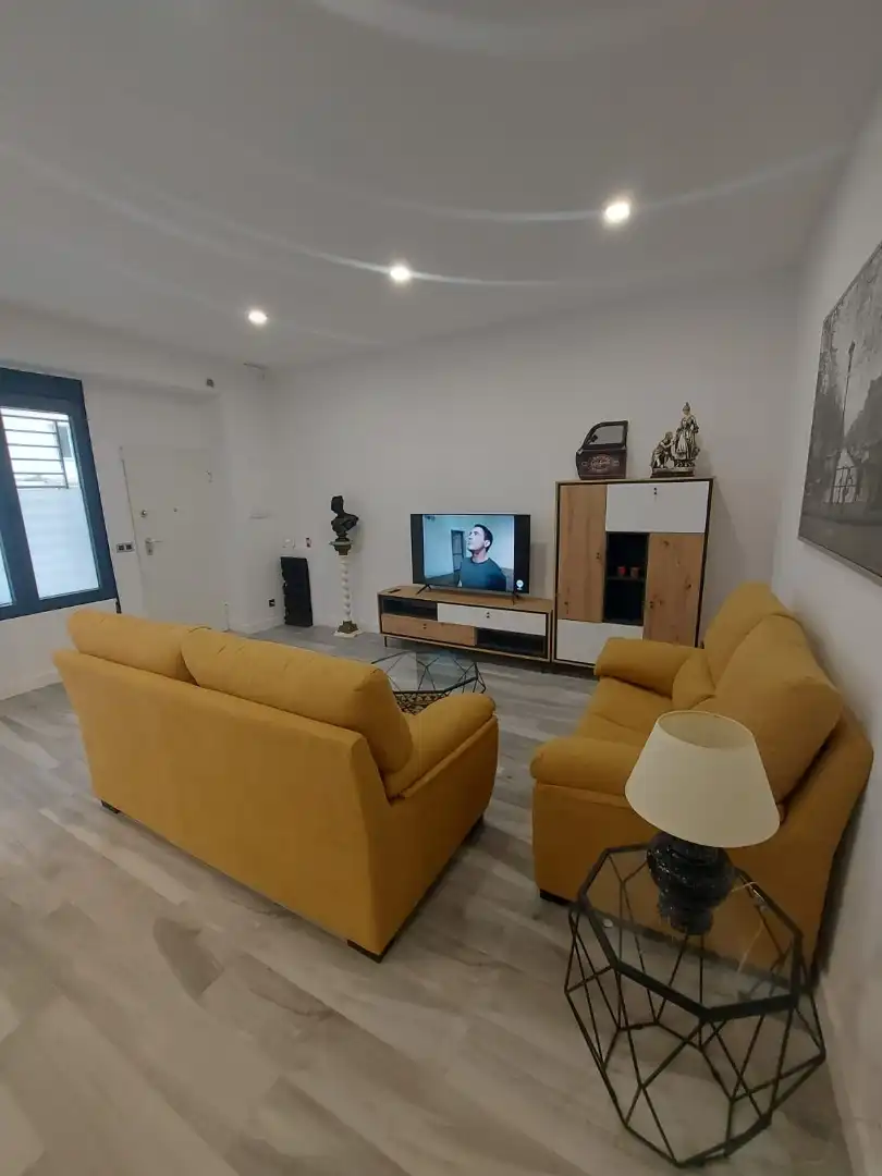 Loft de lloguer a Calle Frigiliana, 8, Los Guindos - Parque Mediterráneo - Santa Paula Sala d'estar de Loft de lloguer en Málaga Capital amb Aire condicionat