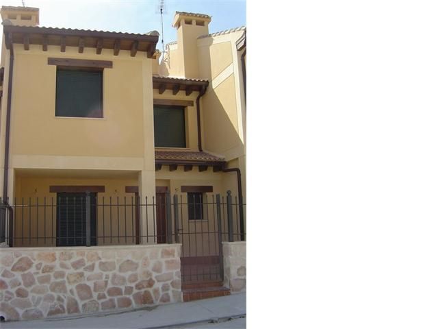 Vista exterior de Casa adosada en venda en Sepúlveda amb Calefacció, Parquet i Terrassa