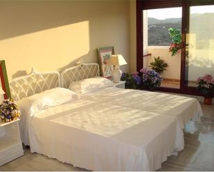 Bedroom of Apartment for sale in Benahavís  with Air Conditioner, Terrace and Swimming Pool
