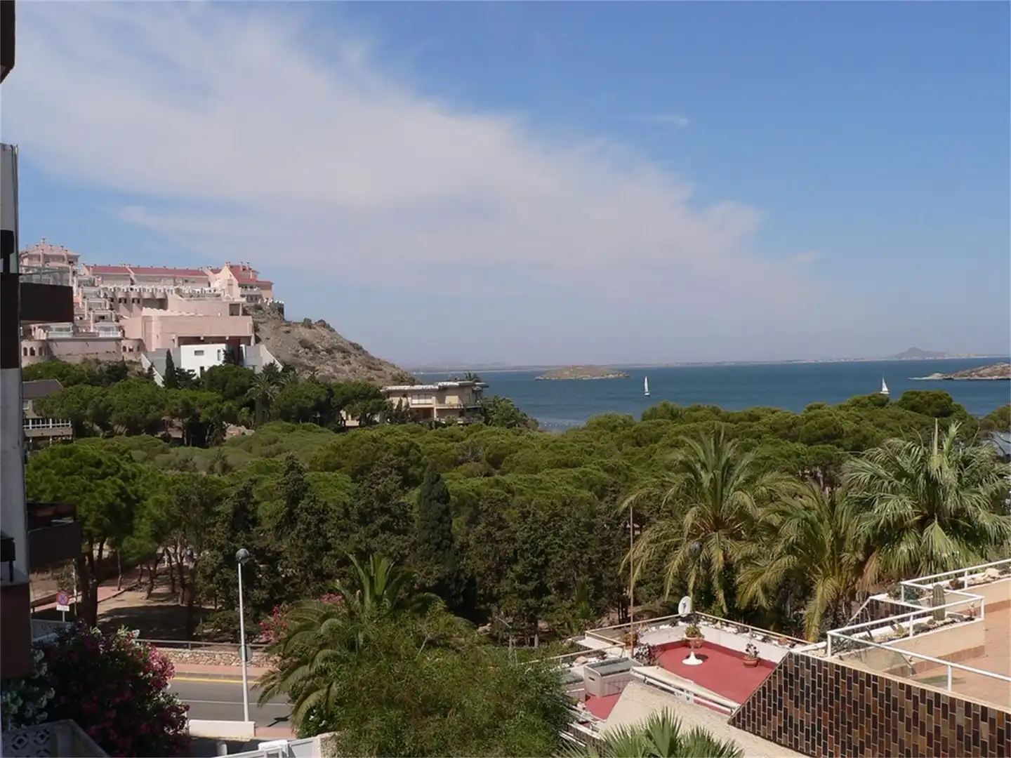 Piso en venta en Gran Vía Urb.el Pino-la Manga C-1, 1, Zona Galúa - Calnegre Vista exterior de Piso en venta en La Manga del Mar Menor con Aire acondicionado, Terraza y Piscina