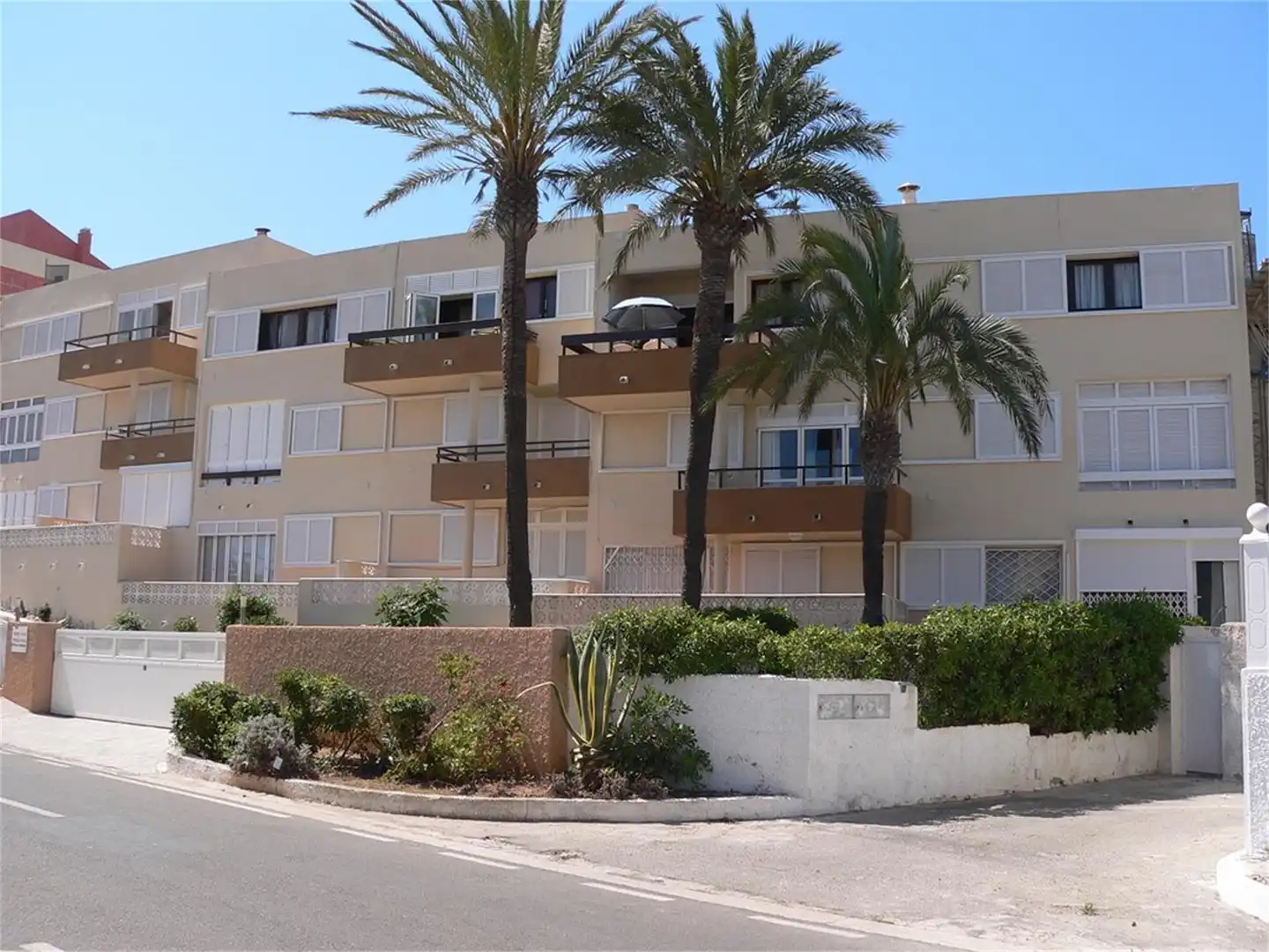 Piso en venta en Gran Vía Urb.el Pino-la Manga C-1, 1, Zona Galúa - Calnegre Vista exterior de Piso en venta en La Manga del Mar Menor con Aire acondicionado, Terraza y Piscina