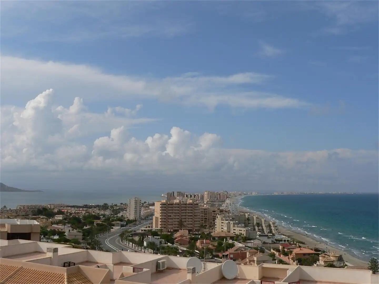Piso en venta en Gran Vía Urb.el Pino-la Manga C-1, 1, Zona Galúa - Calnegre Vista exterior de Piso en venta en La Manga del Mar Menor con Aire acondicionado, Terraza y Piscina