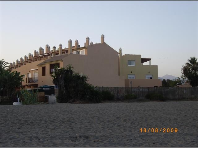 Vista exterior de Casa o xalet en venda en Estepona amb Aire condicionat, Terrassa i Balcó
