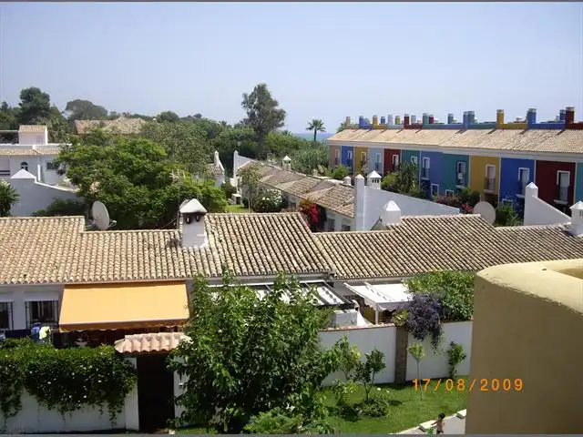 Vista exterior de Casa o xalet en venda en Estepona amb Aire condicionat, Terrassa i Balcó