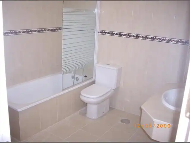 Bany de Casa o xalet en venda en Estepona amb Aire condicionat, Terrassa i Balcó