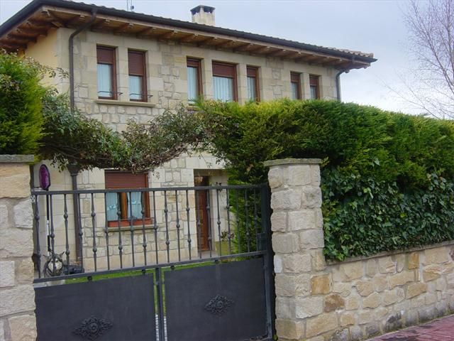 Vista exterior de Pis en venda en Condado de Treviño amb Calefacció, Jardí privat i Piscina