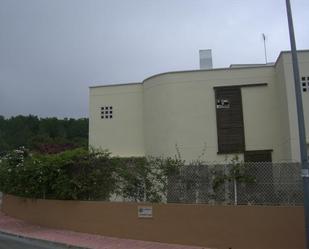 Exterior view of Single-family semi-detached for sale in El Vendrell  with Air Conditioner and Swimming Pool