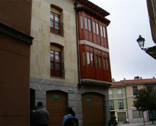 Vista exterior de Casa o xalet en venda en León Capital  amb Balcó