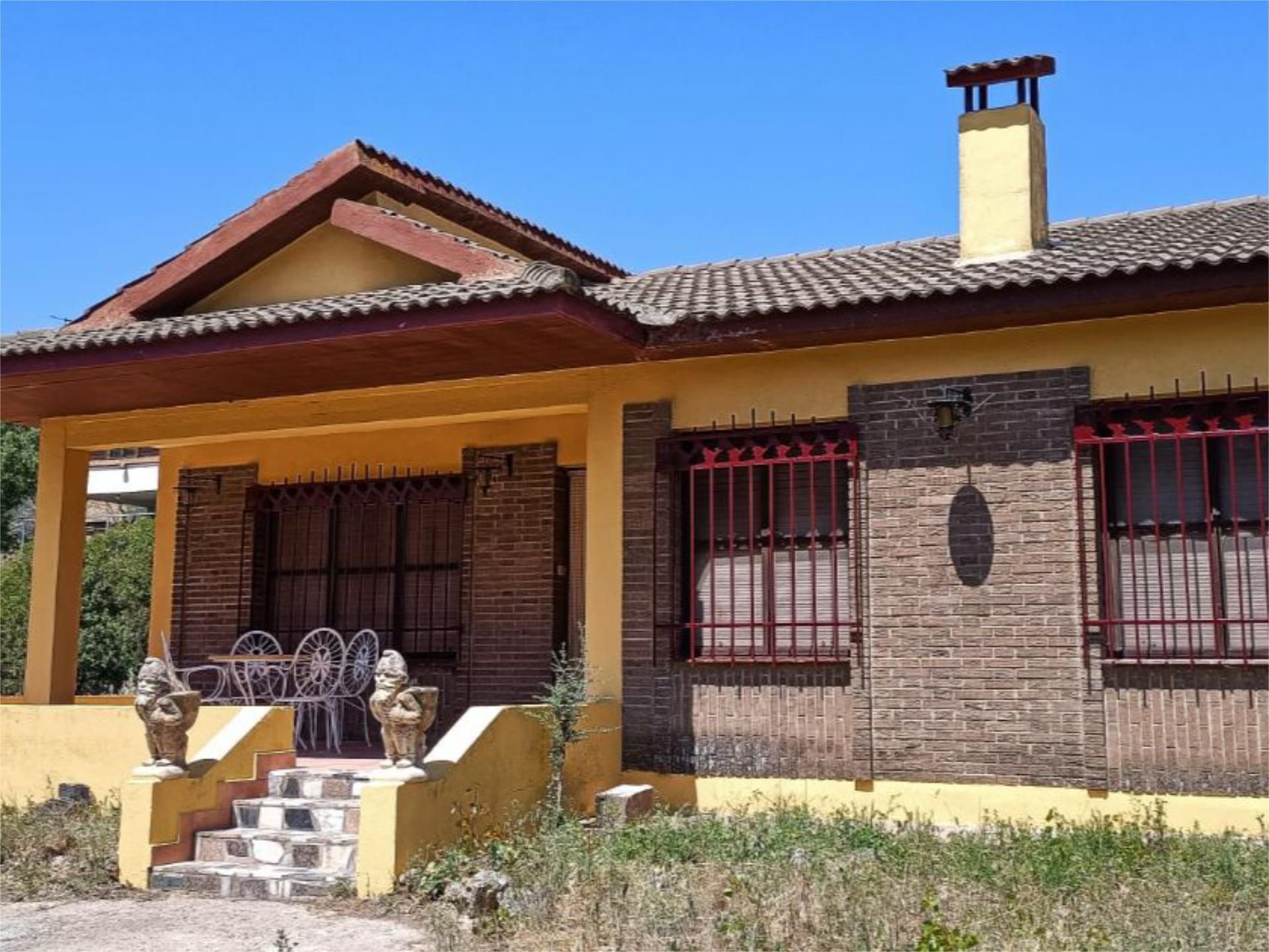 Vista exterior de Casa o xalet en venda en Calatayud amb Jardí privat, Terrassa i Traster