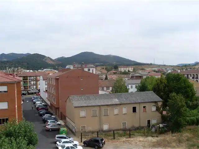 Piso en venta en Luis Guardo Reglero, 14, Boñar Vista exterior de Piso en venta en Boñar con Calefacción, Terraza y Amueblado