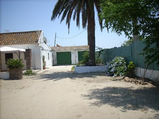 Vista exterior de Finca rústica en venda en La Línea de la Concepción amb Aire condicionat, Calefacció i Jardí privat