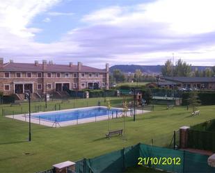 Piscina de Casa adosada en venda en Grijota amb Aire condicionat, Calefacció i Jardí privat