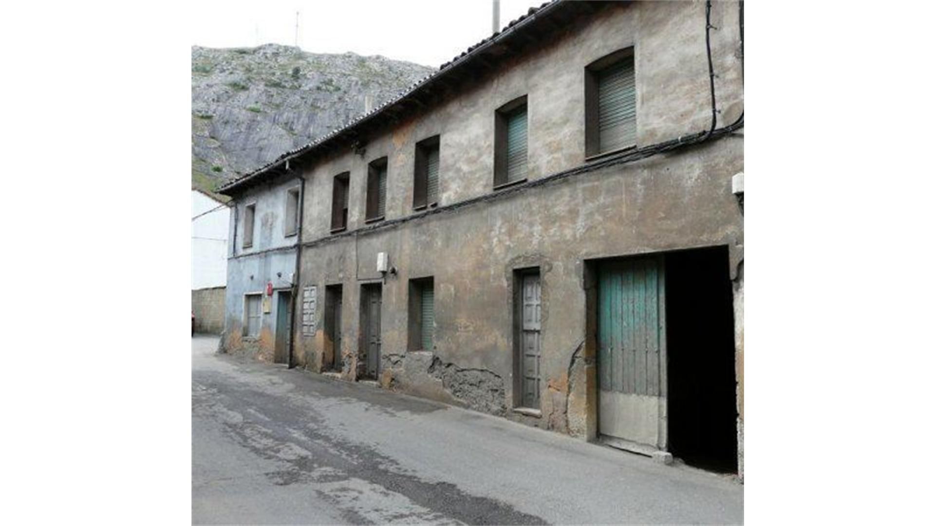 Vista exterior de Casa o xalet en venda en La Pola de Gordón  amb Calefacció, Jardí privat i Parquet