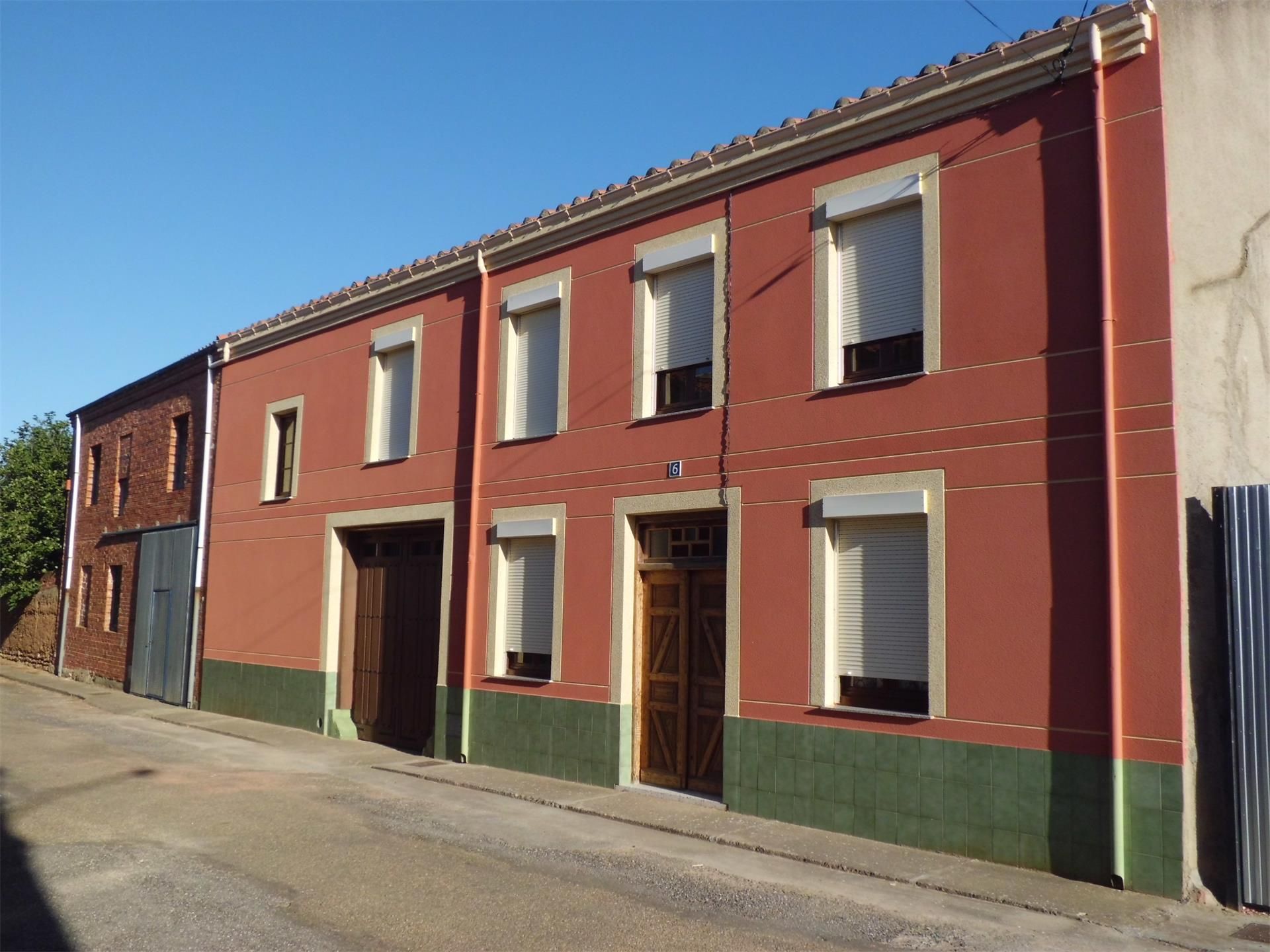 Exterior view of House or chalet for sale in Bustillo del Páramo  with Furnished, Oven and Washing machine