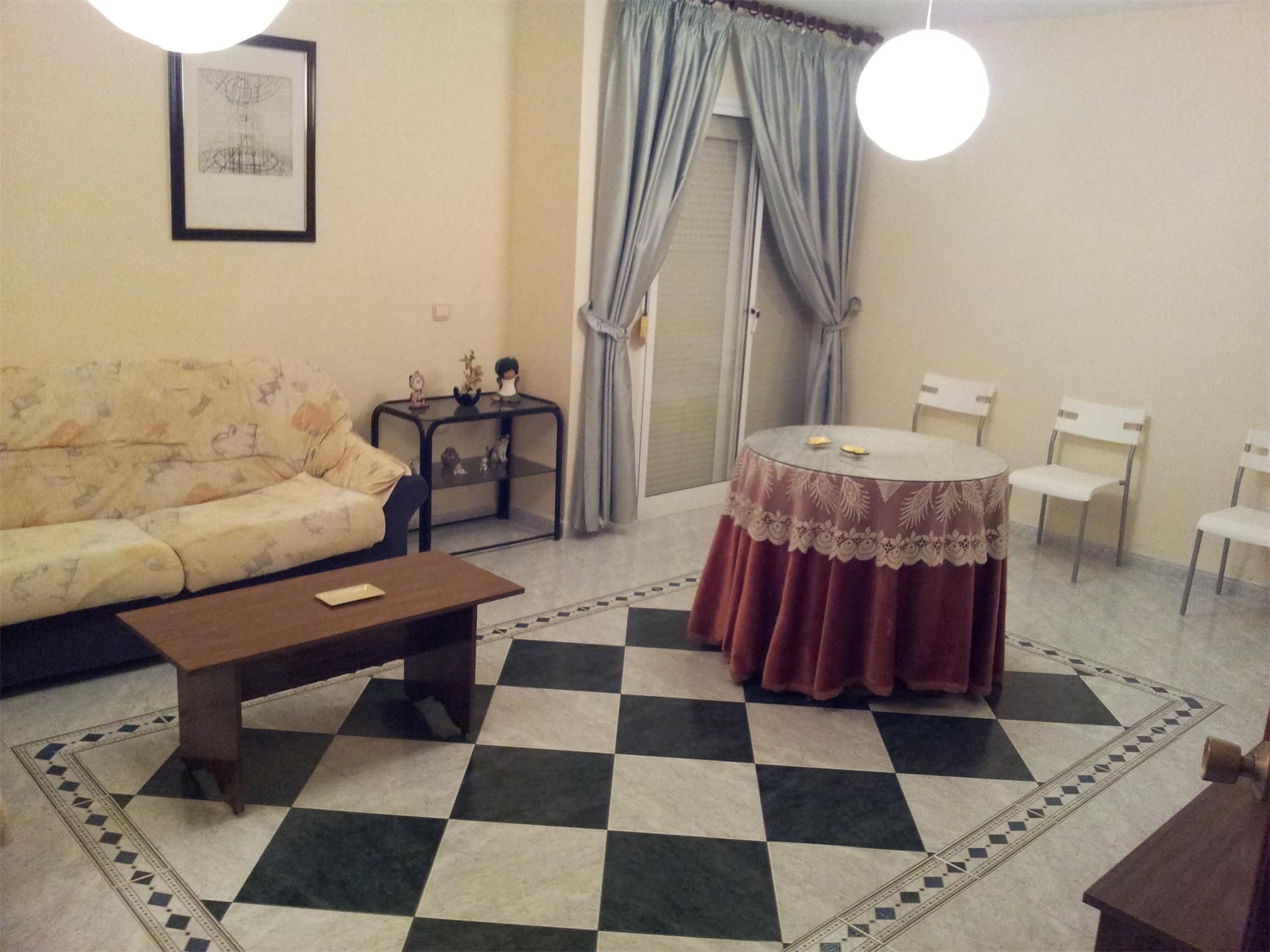 Sala d'estar de Pis en venda en Ronda amb Terrassa i Balcó