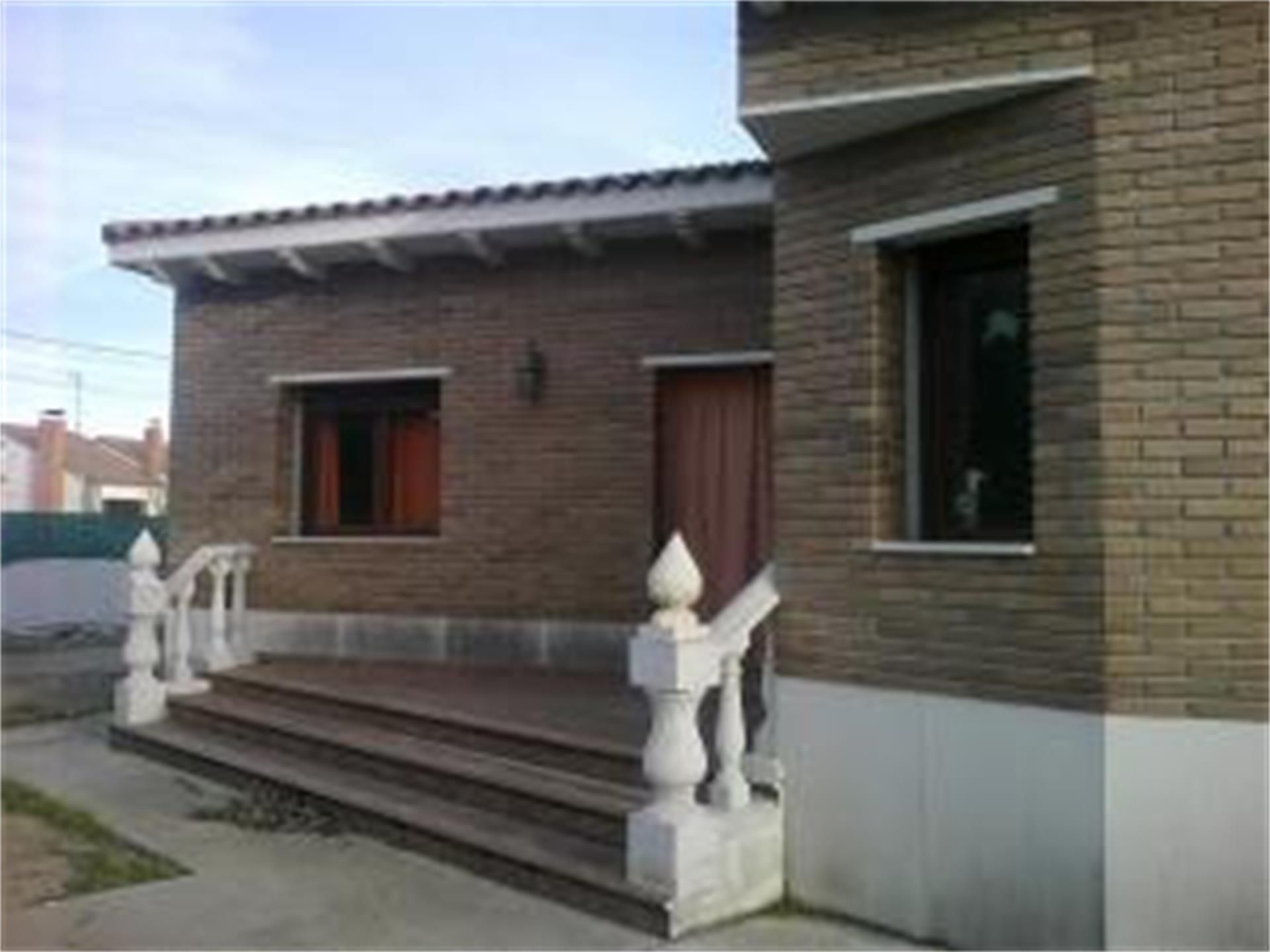 Vista exterior de Casa o xalet en venda en Alcazarén amb Calefacció, Jardí privat i Terrassa