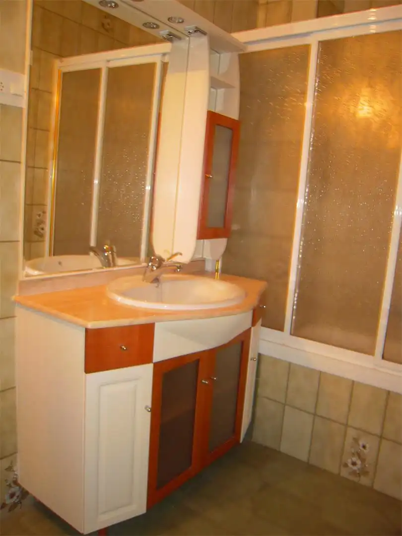 Badezimmer von Wohnung zum Verkauf in Aldeanueva de la Vera mit Ofen, Mikrowelle und Fernseher