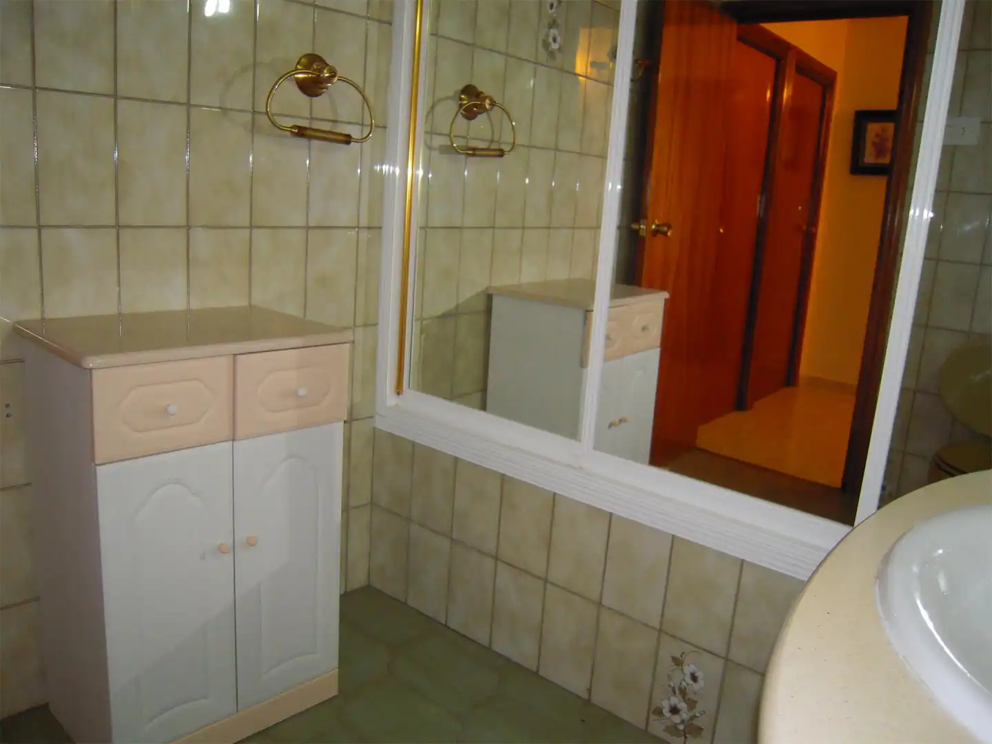 Badezimmer von Wohnung zum Verkauf in Aldeanueva de la Vera mit Ofen, Mikrowelle und Fernseher